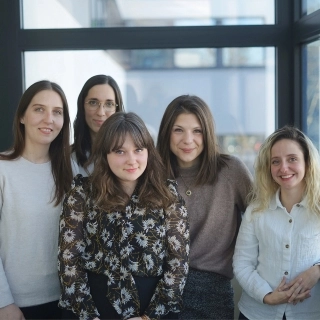 Photographie d'Aurélie, Pauline, Charlotte, Lucile et Jade, Assistantes Administratives chez ELAN Dentaire