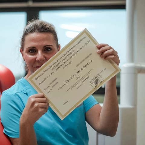 Photographie de Nathalie, responsable pédagogique chez ELAN Dentaire, montrant un diplôme