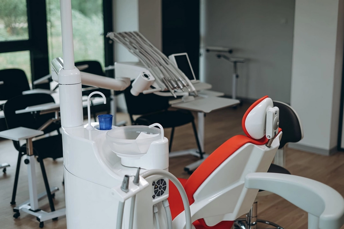 Fauteuil dentaire de la salle de soins d'ELAN Dentaire Mulhouse, l'école pour devenir Assistant Dentaire